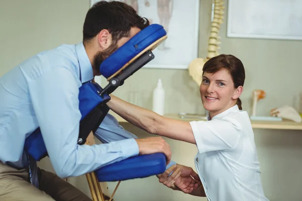 Fisioterapeuta dando masaje en el brazo a un paciente —  Fotos de Stock