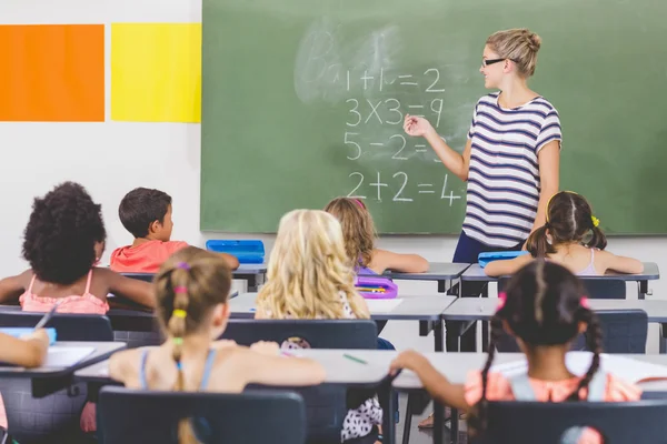 Profesor enseñando matemáticas a los niños de escuela — Foto de Stock