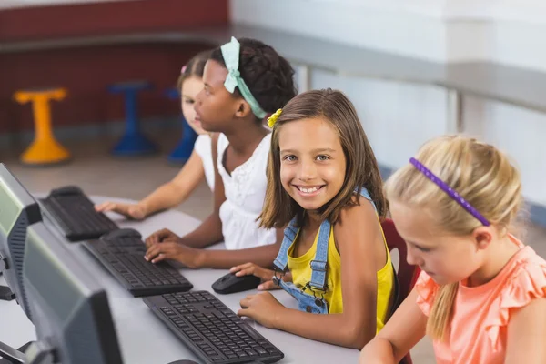 Školačky pomocí počítače v učebně — Stock fotografie