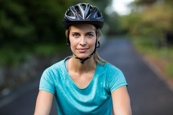 Kendine güvenen kadın yolda Bisiklete binme — Stok fotoğraf
