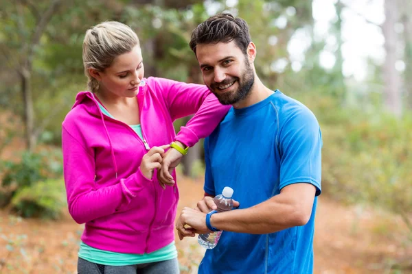 Sportliches Paar checkt eine Zeit — Stockfoto