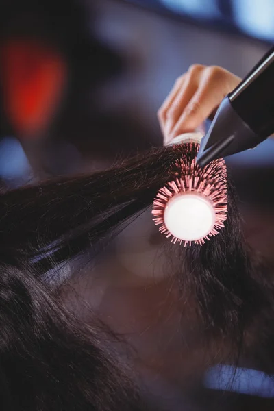 Mulher recebendo seu cabelo seco — Fotografia de Stock