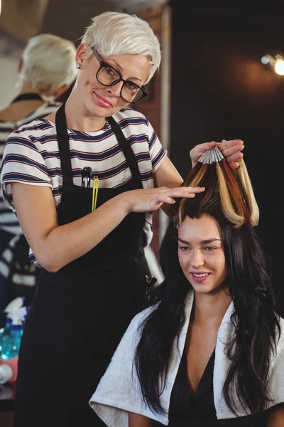 Cabeleireiro styling clientes cabelo — Fotografia de Stock