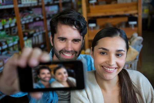 Couple taking a selfie — Stock Photo, Image