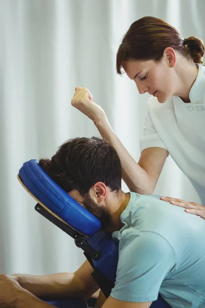 Physiothérapeute redonnant massage à un patient — Photo