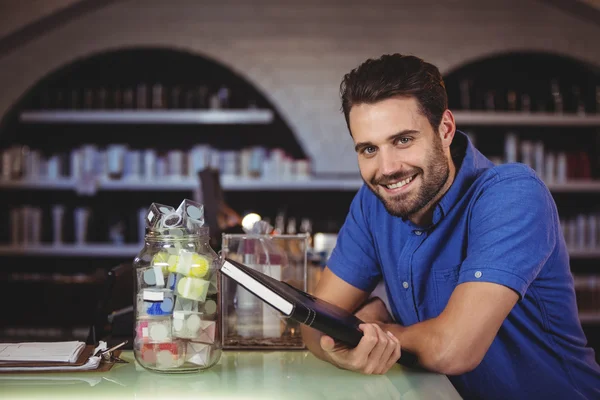 Portrait de coiffeur masculin tenant un journal intime au salon de coiffure — Photo