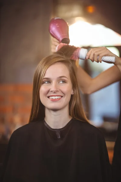 美发师造型客人的头发 — 图库照片