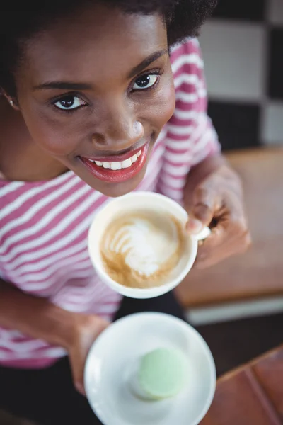 Retrato de mujer sonriente bebiendo taza de café —  Fotos de Stock