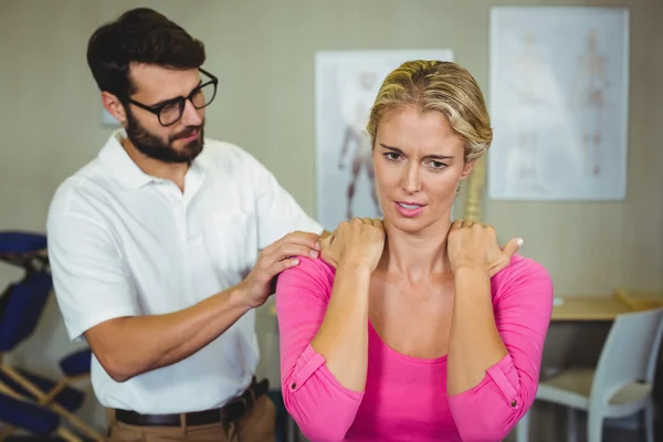 Fisioterapeuta masculino dando masaje de espalda a paciente femenino — Foto de Stock