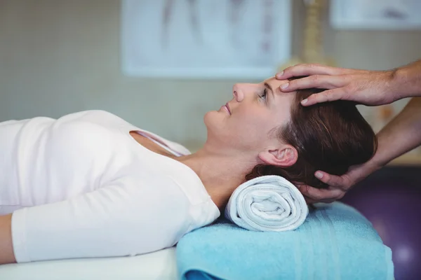 Fizjoterapeuta, dając masaż głowy z kobietą — Zdjęcie stockowe