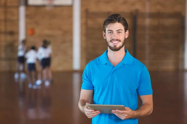 Porträt eines Sportlehrers mit digitalem Tablet — Stockfoto