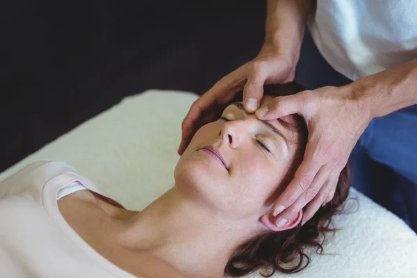 Frau erhält Kopfmassage vom Physiotherapeuten — Stockfoto
