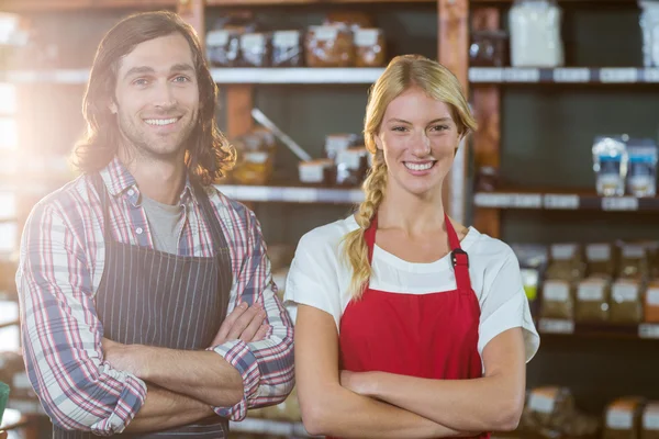 Personnel souriant debout les bras croisés — Photo