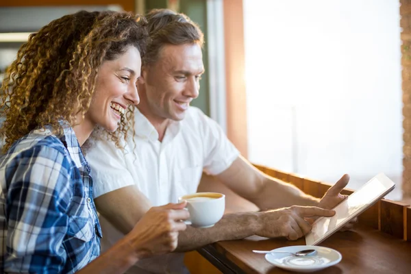 Casal feliz usando tablet digital no café — Fotografia de Stock