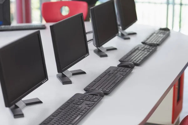 Computadores em sala de aula — Fotografia de Stock