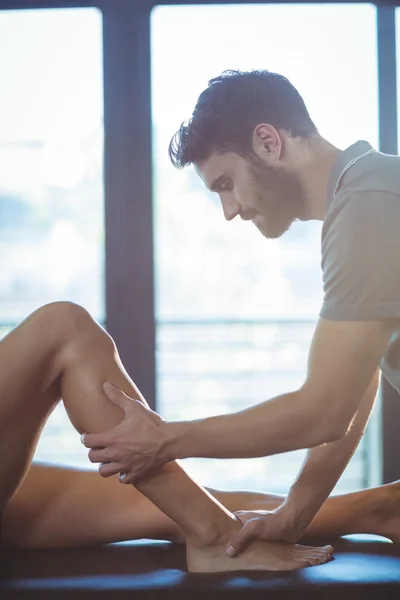 여자에 게 physiotherapist 주는 다리 마사지 — 스톡 사진