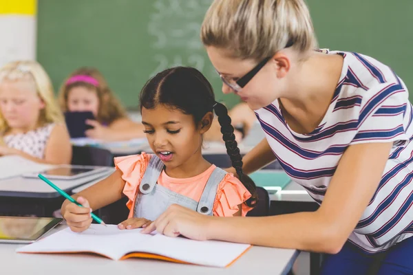 Leraar kinderen te helpen met hun huiswerk — Stockfoto