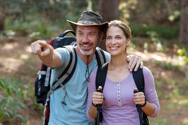 Pareja senderista señalando a distancia — Foto de Stock