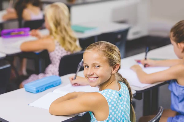 Colegiala haciendo su tarea — Foto de Stock