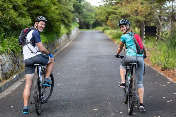 Pareja atlética en bicicleta en la carretera abierta —  Fotos de Stock