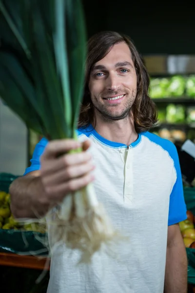 Mężczyznę trzymającego warzywo liściaste w supermarkecie — Zdjęcie stockowe