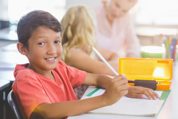 Schooljongen zijn huiswerk — Stockfoto