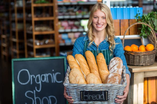 Donna con in mano un cesto di baguette — Foto Stock