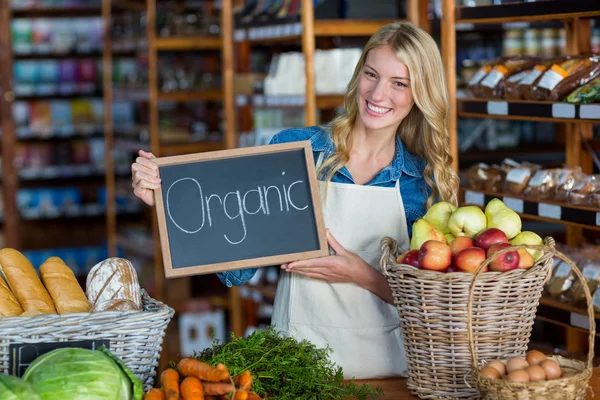 Personale sorridente con cartello organico — Foto Stock