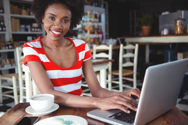 Porträt einer lächelnden Frau, die am Laptop arbeitet — Stockfoto