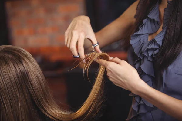 Feminino recebendo seu cabelo aparado — Fotografia de Stock