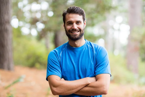 Hombre de pie en el bosque con los brazos cruzados — Foto de Stock