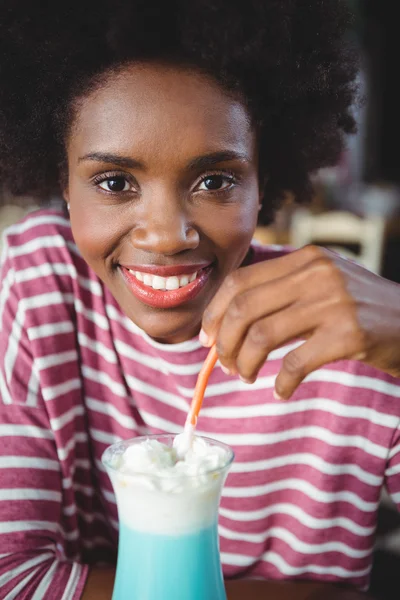 Porträt einer Frau, die Milchshake mit einem Strohhalm trinkt — Stockfoto