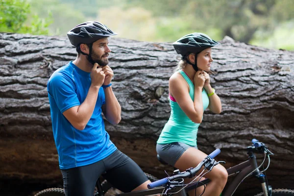 Casal atlético usando capacete de bicicleta — Fotografia de Stock