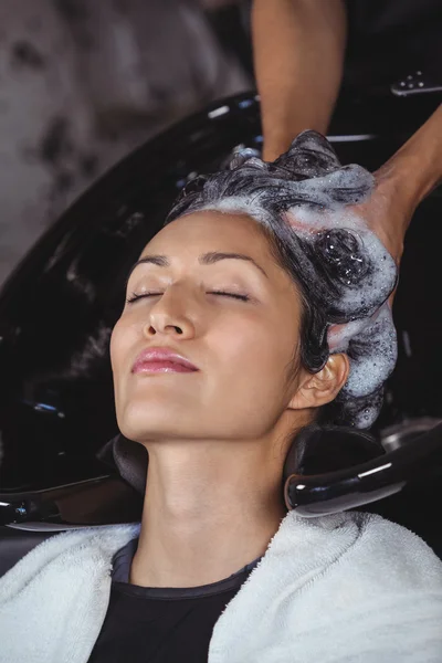 Mulher recebendo sua lavagem de cabelo — Fotografia de Stock