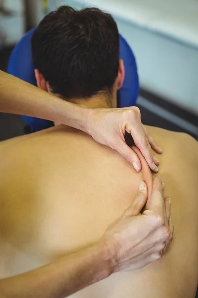 Fisioterapeuta dando masaje de espalda a un paciente — Foto de Stock