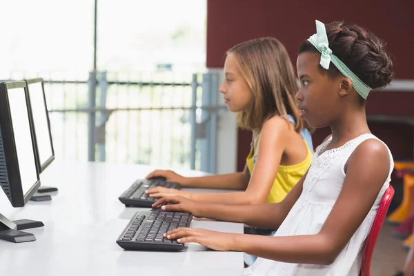 Schoolmeisjes met behulp van de computer in de klas — Stockfoto