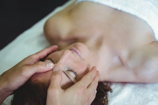 Mujer recibiendo masaje de cabeza de fisioterapeuta —  Fotos de Stock