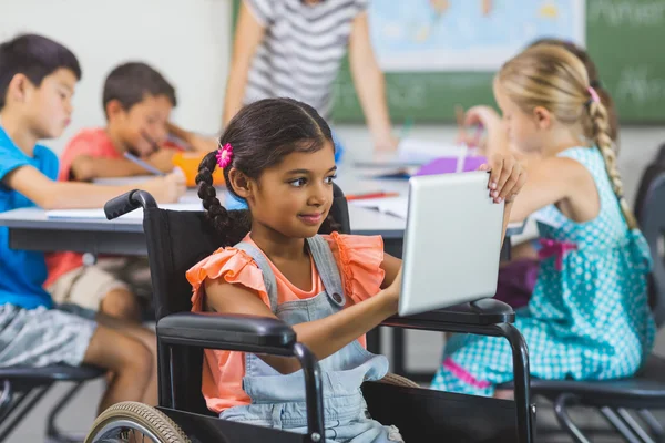 Инвалидная школьница с помощью цифрового планшета — стоковое фото