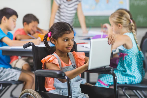 Colegiala discapacitada usando tableta digital — Foto de Stock