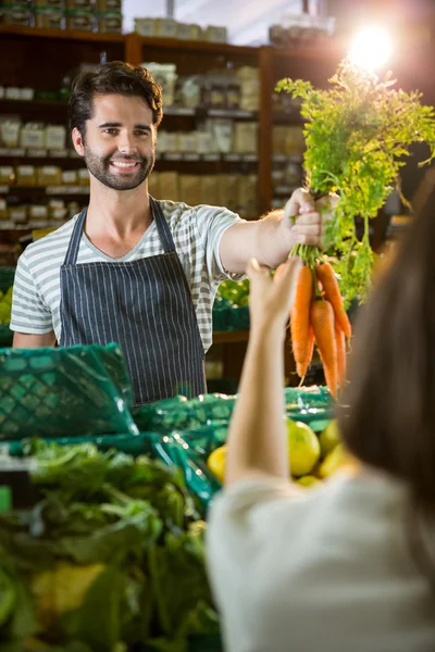 Maschio assistere una donna con la spesa — Foto Stock