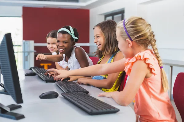 Школярки використовують комп'ютер в класі — стокове фото