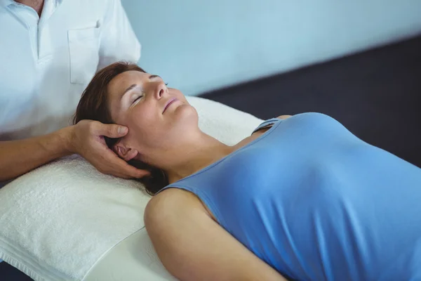 Mulher recebendo massagem na cabeça do fisioterapeuta — Fotografia de Stock