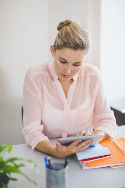 Leraar met behulp van digitale Tablet PC — Stockfoto