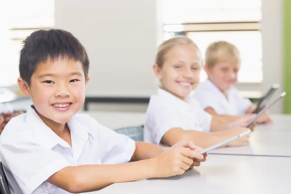 Niños usando tableta digital en el aula —  Fotos de Stock