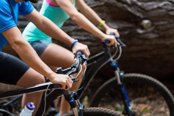 Pareja atlética en bicicleta en el bosque —  Fotos de Stock