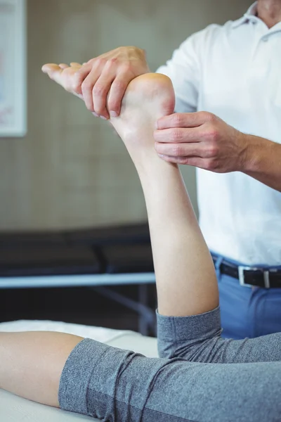 Femme recevant un massage des pieds par un physiothérapeute — Photo