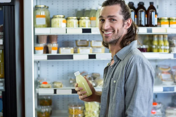 Retrato del hombre feliz comprando comestibles — Foto de Stock