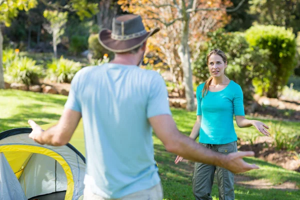 Wandererehepaar streitet miteinander — Stockfoto