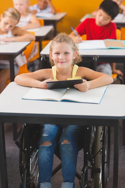 Handicap schoolmeisje met behulp van digitale tablet — Stockfoto