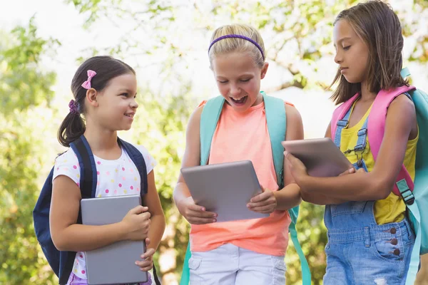 Crianças da escola feliz usando tablet digital — Fotografia de Stock